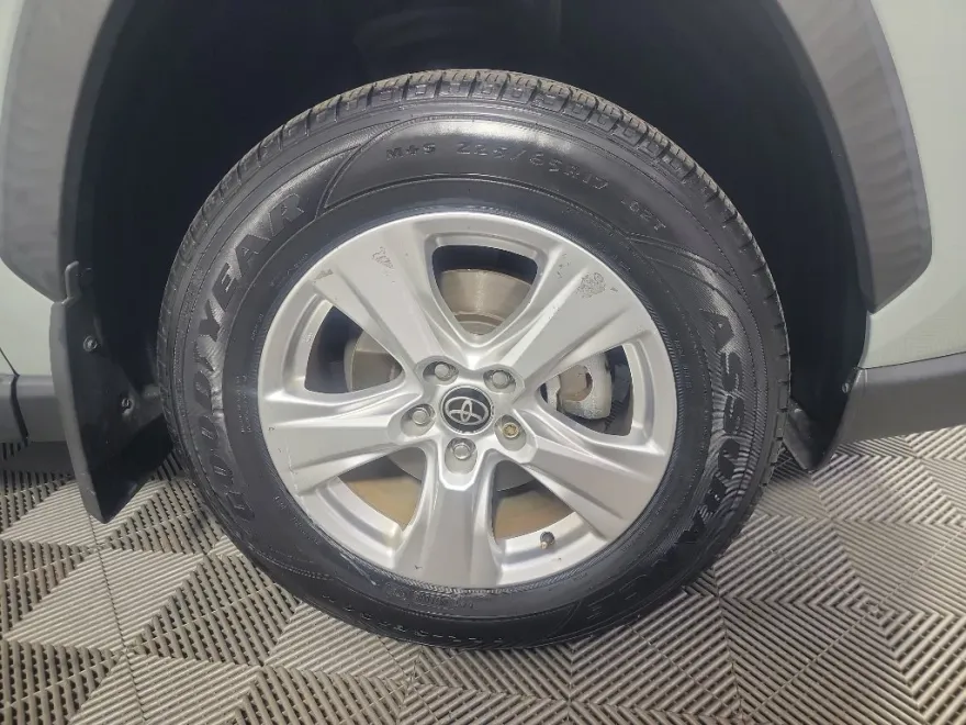2021 Toyota RAV4 Hybrid XLE photo 1