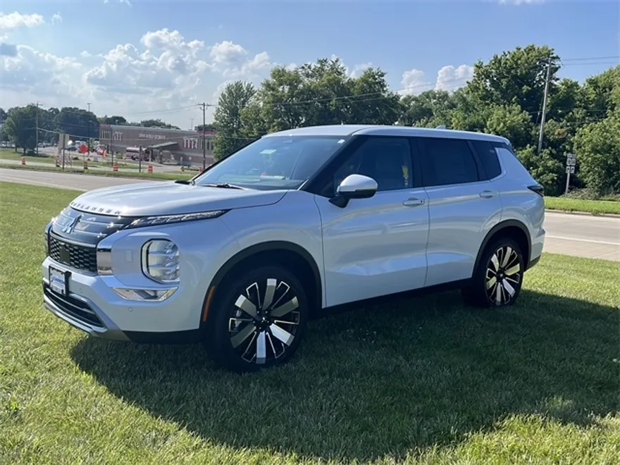2025 Mitsubishi Outlander SE photo 1