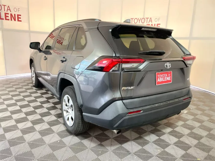 2019 Toyota RAV4 LE photo 1