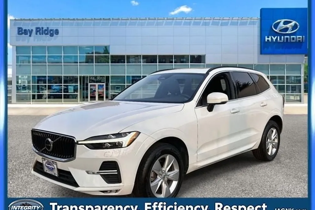 2022 Volvo XC60 B5 Momentum photo 1