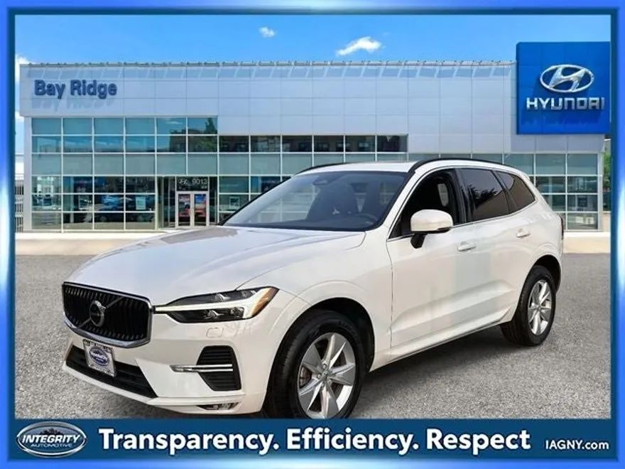2022 Volvo XC60 B5 Momentum photo 1