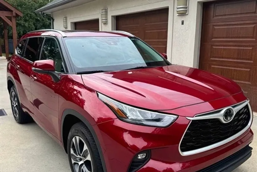 2020 Toyota Highlander XLE photo 1