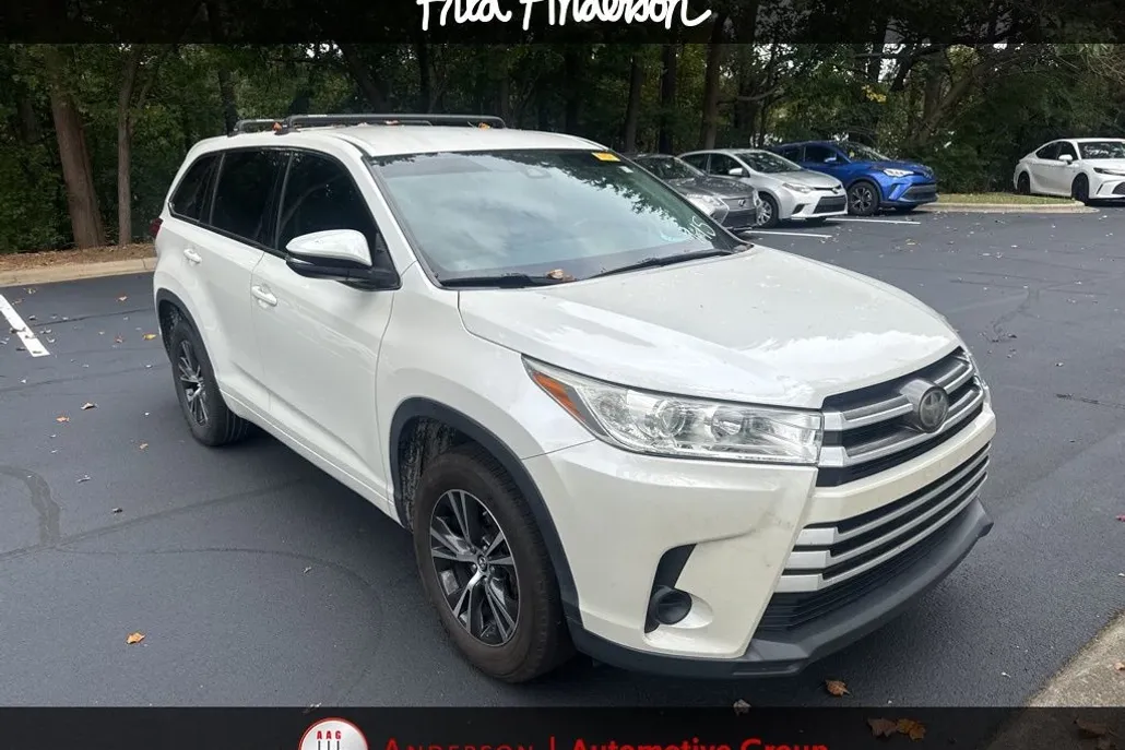 2018 Toyota Highlander LE photo 1