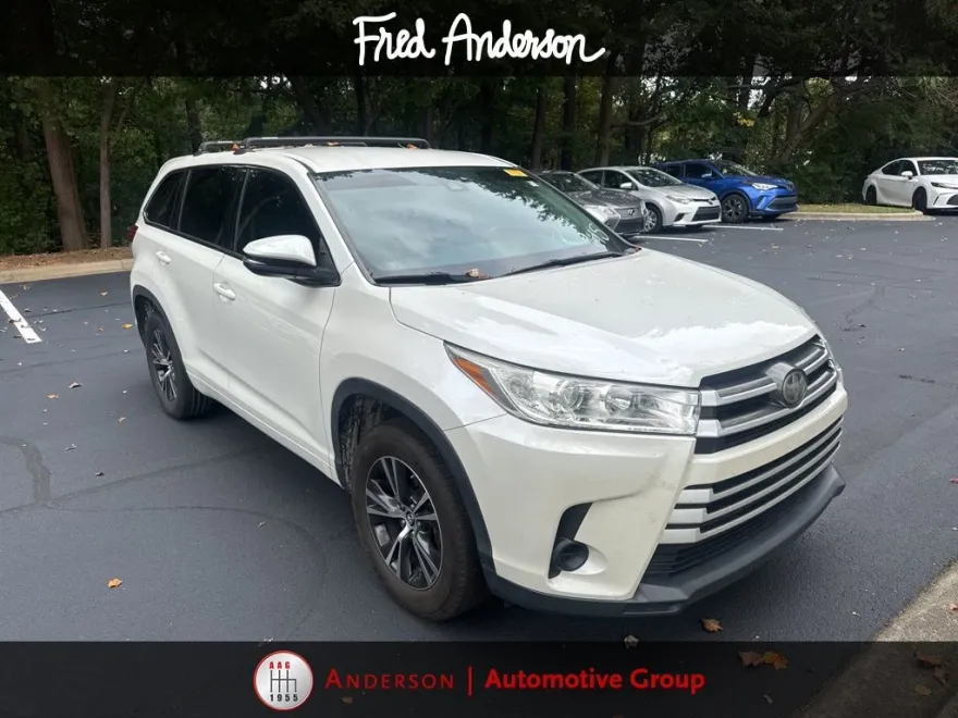 2018 Toyota Highlander LE photo 1