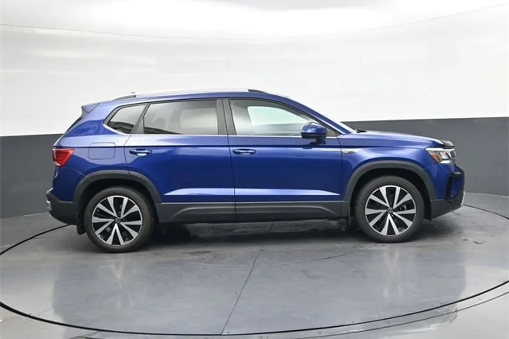 2023 Volkswagen Taos SE photo 1