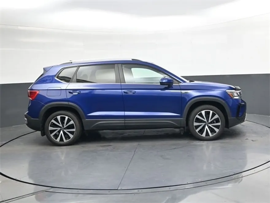 2023 Volkswagen Taos SE photo 1