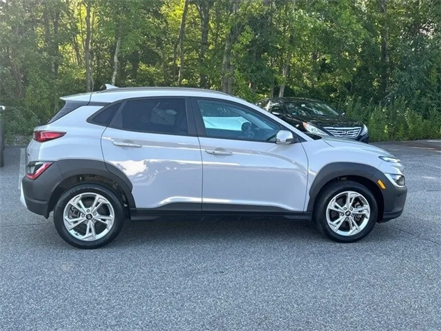 2022 Hyundai Kona SEL photo 1