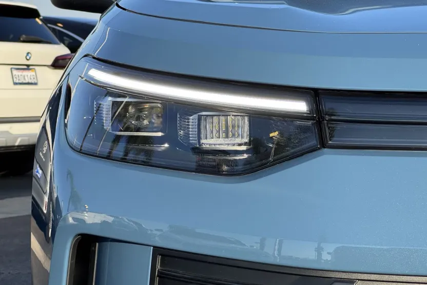 2025 Volkswagen Tiguan SE photo 1