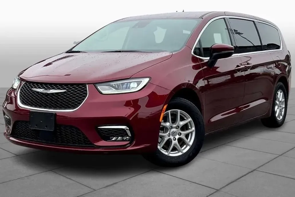 2023 Chrysler Pacifica Touring L photo 1
