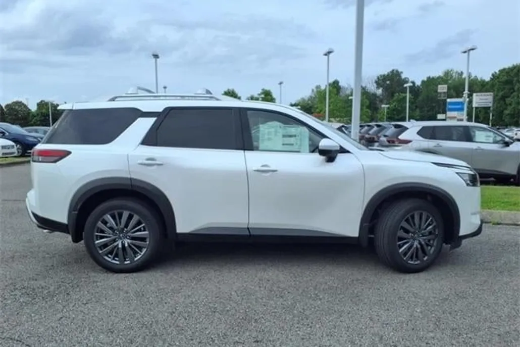 2025 Nissan Pathfinder SL photo 1