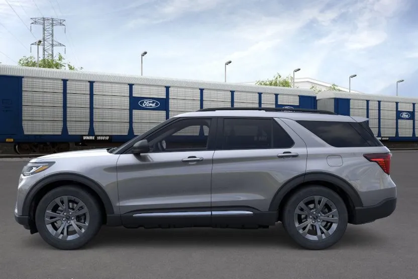 2025 Ford Explorer photo 1