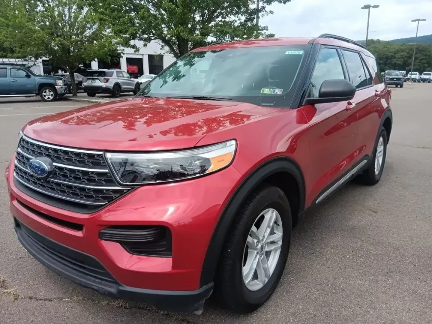 2023 Ford Explorer XLT photo 1