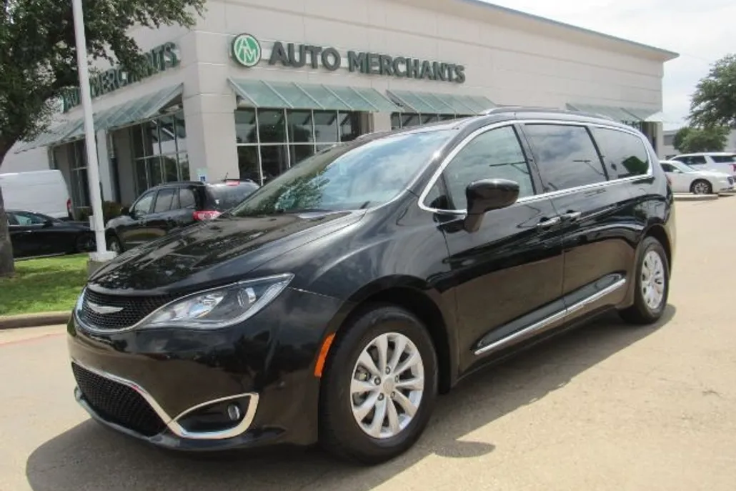 2017 Chrysler Pacifica Touring L photo 1