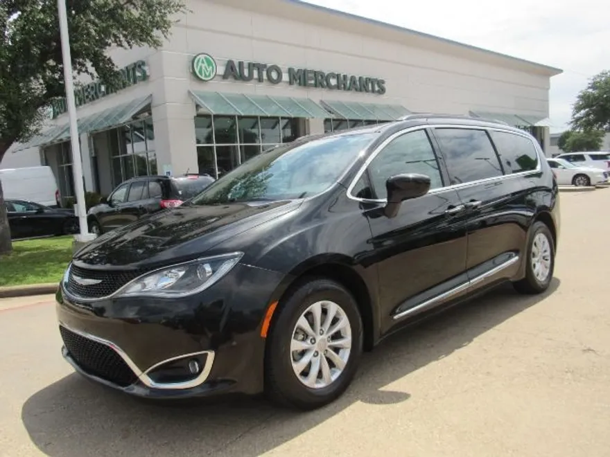 2017 Chrysler Pacifica Touring L photo 1