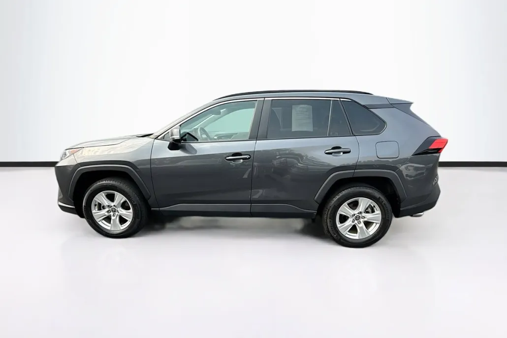 2021 Toyota RAV4 XLE photo 1