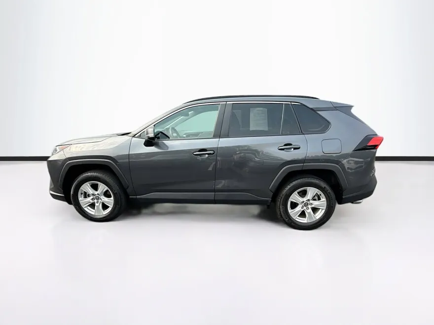 2021 Toyota RAV4 XLE photo 1