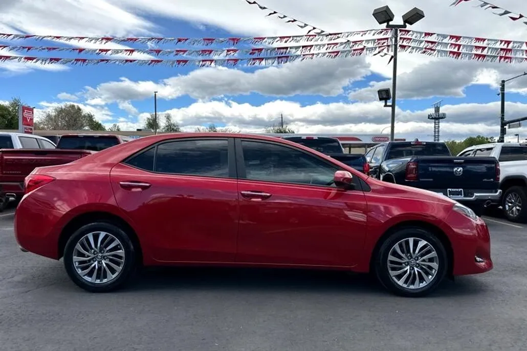 2019 Toyota Corolla XLE photo 1