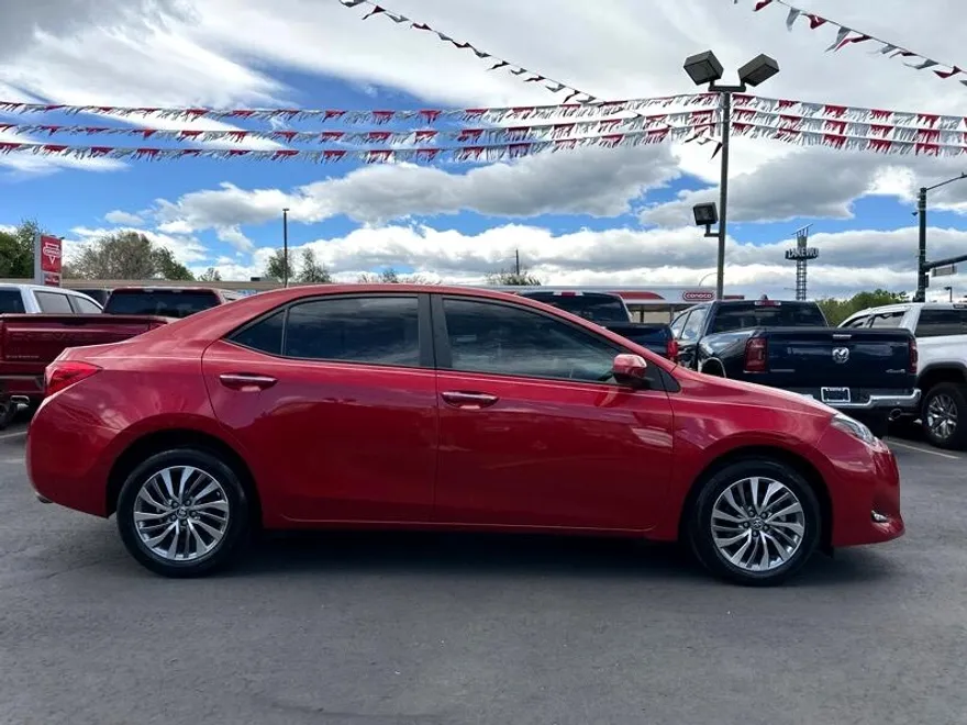 2019 Toyota Corolla XLE photo 1