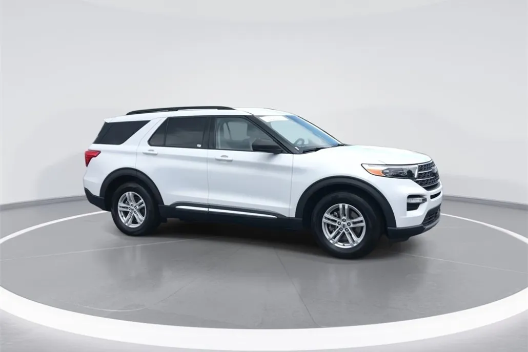 2024 Ford Explorer XLT photo 1