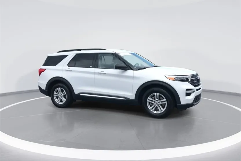 2024 Ford Explorer XLT photo 1