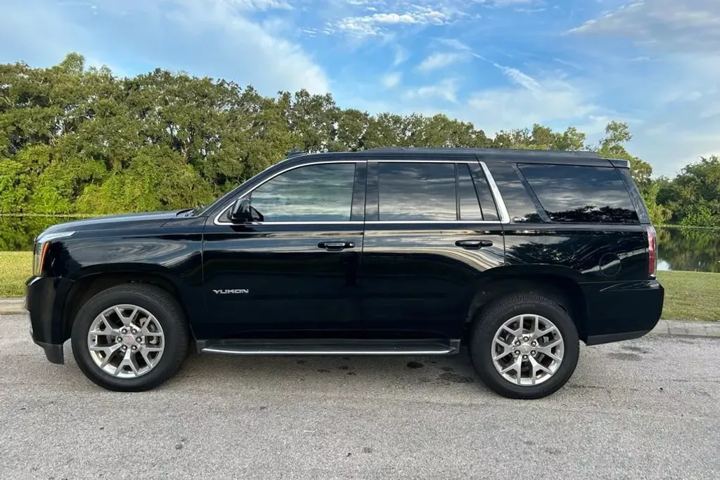 2017 Gmc Yukon SLT photo 1