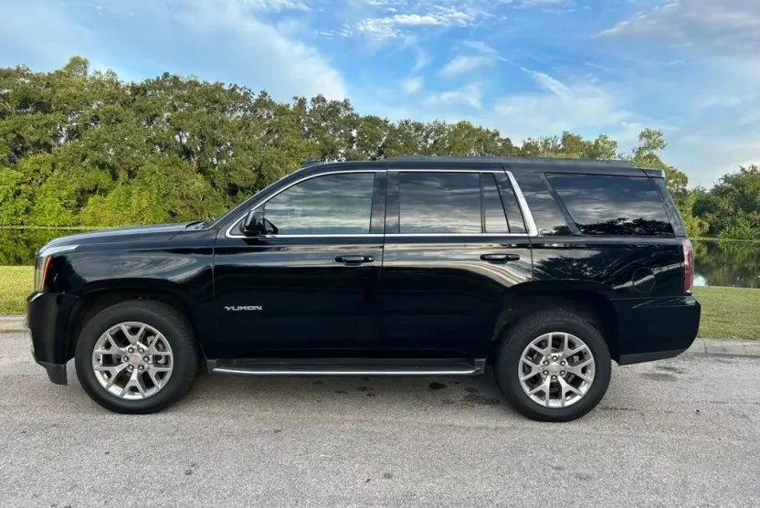 2017 Gmc Yukon SLT photo 1