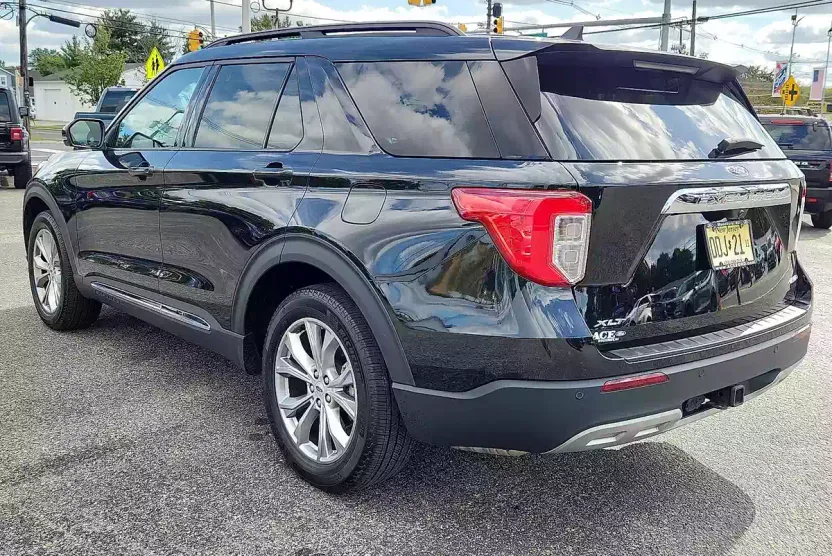 2024 Ford Explorer XLT photo 1