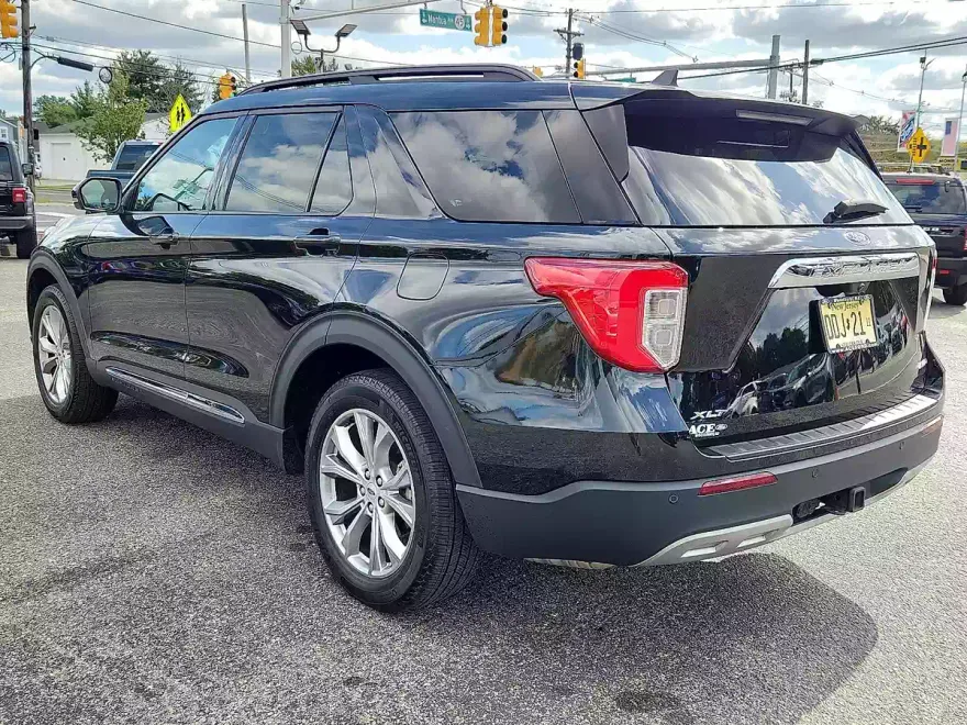 2024 Ford Explorer XLT photo 1
