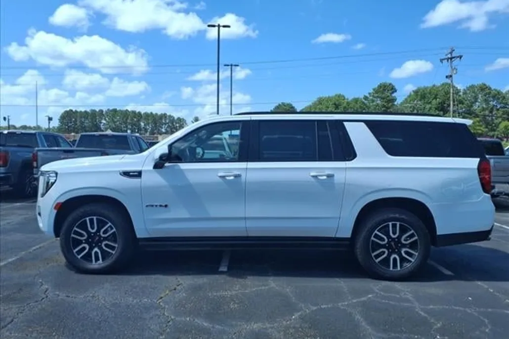 2023 Gmc Yukon XL AT4 photo 1