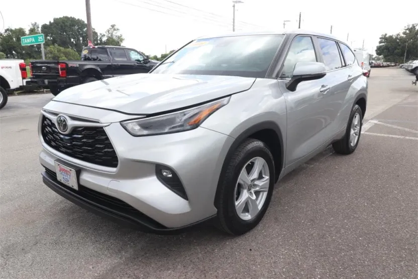 2023 Toyota Highlander LE photo 1