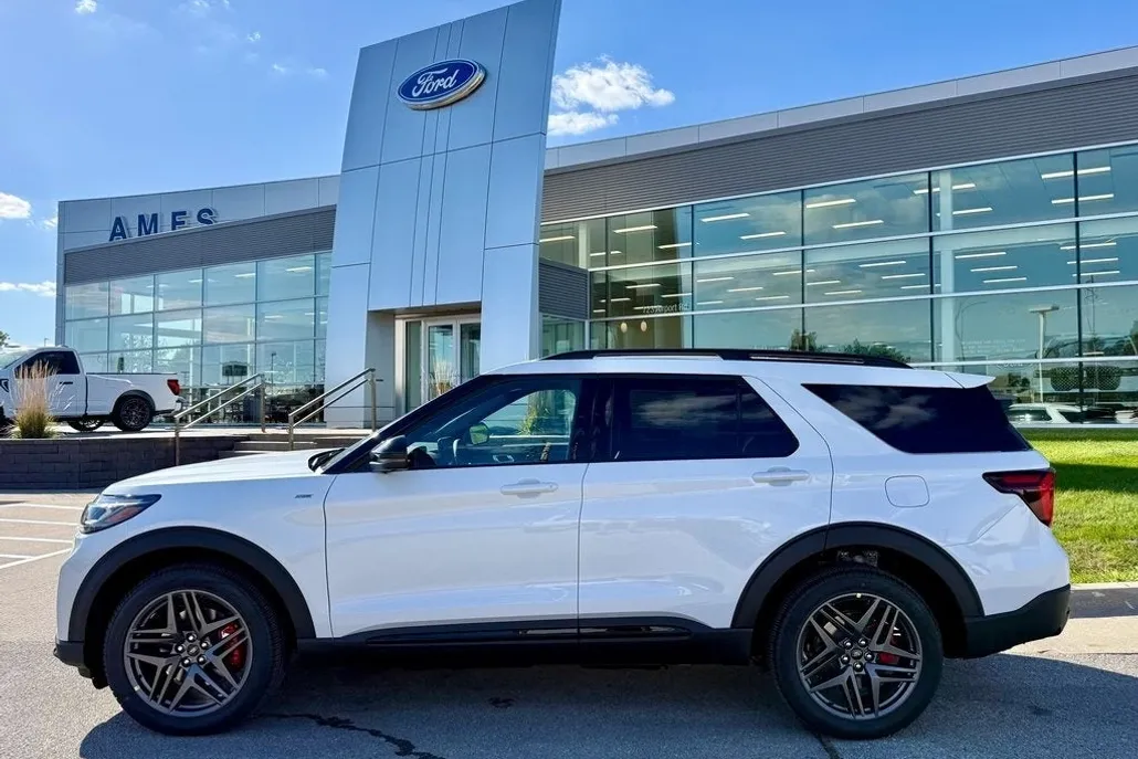 2025 Ford Explorer ST-Line photo 1
