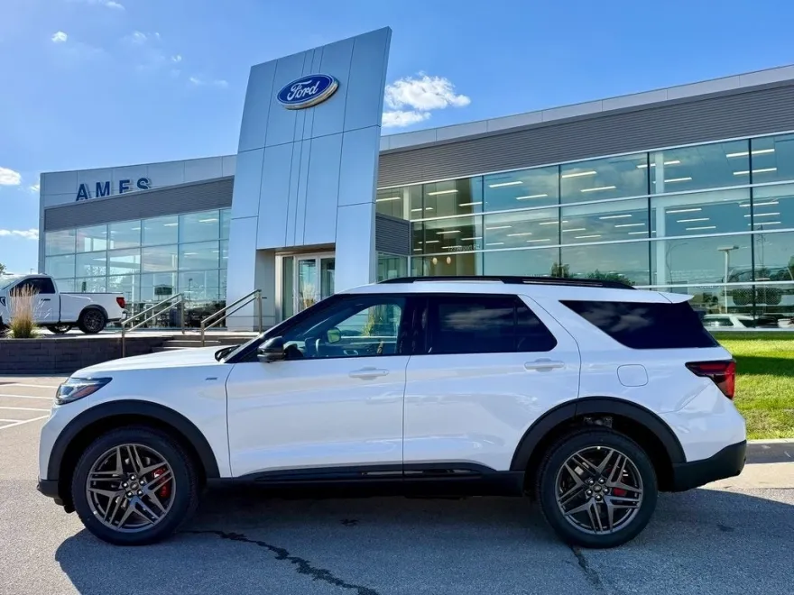2025 Ford Explorer ST-Line photo 1