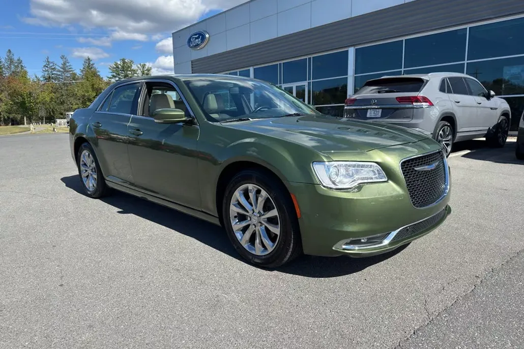 2018 Chrysler 300 Touring L photo 1