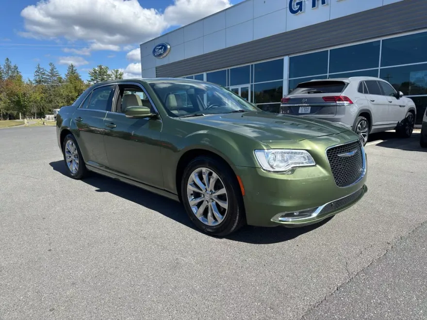 2018 Chrysler 300 Touring L photo 1