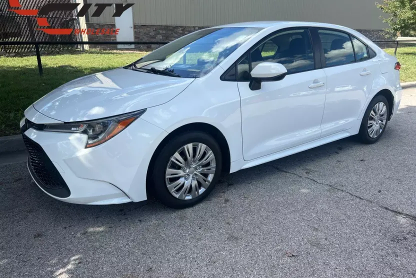 2021 Toyota Corolla LE photo 1