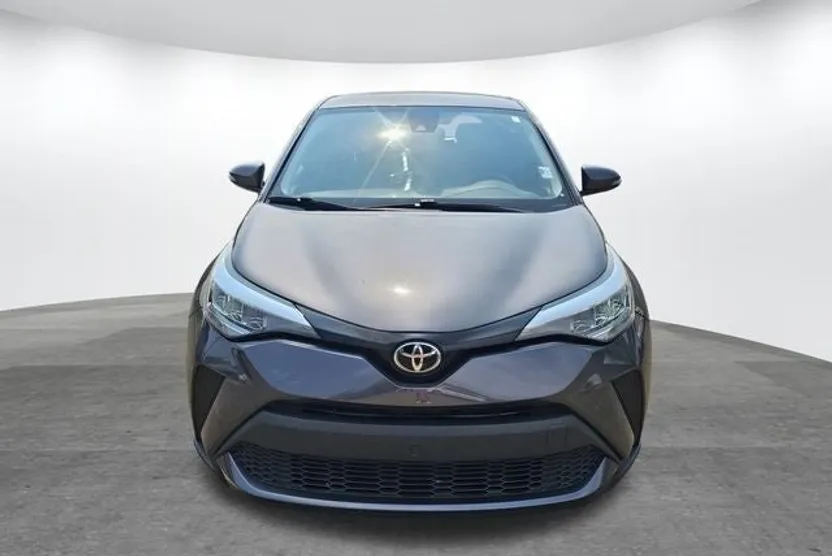 2020 Toyota C-HR LE photo 1