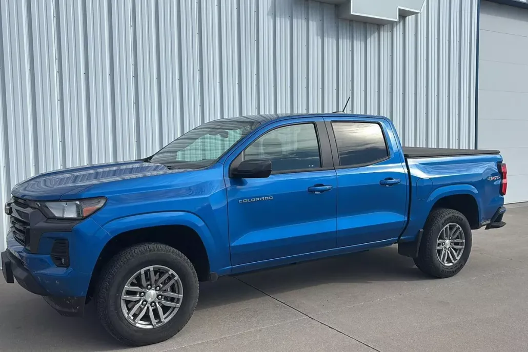 2024 Chevrolet Colorado LT photo 1