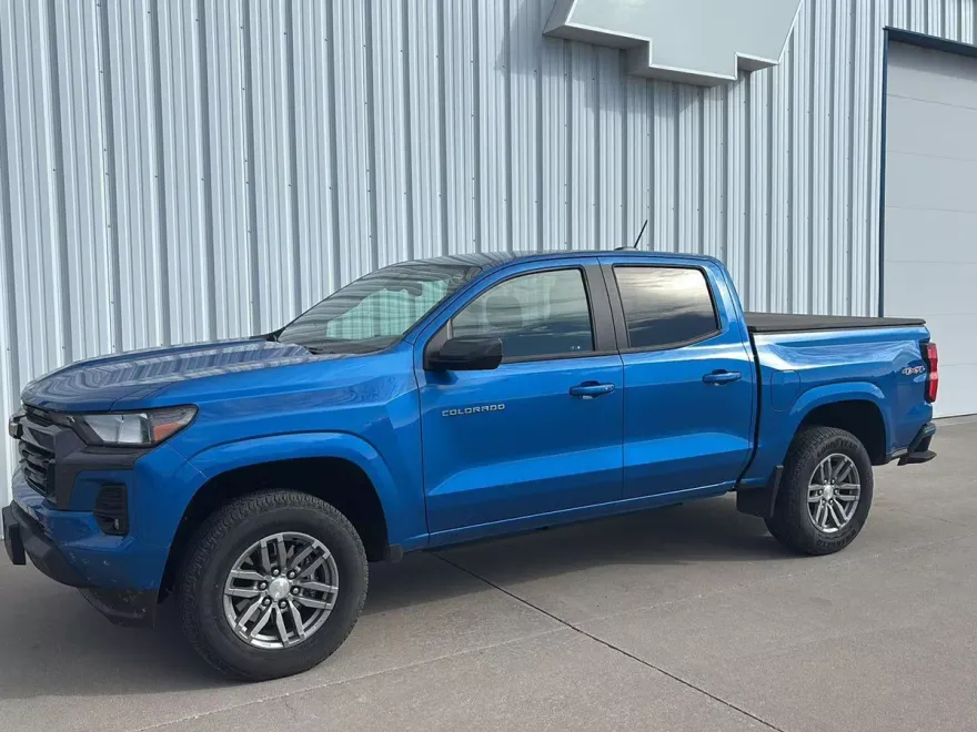 2024 Chevrolet Colorado LT photo 1