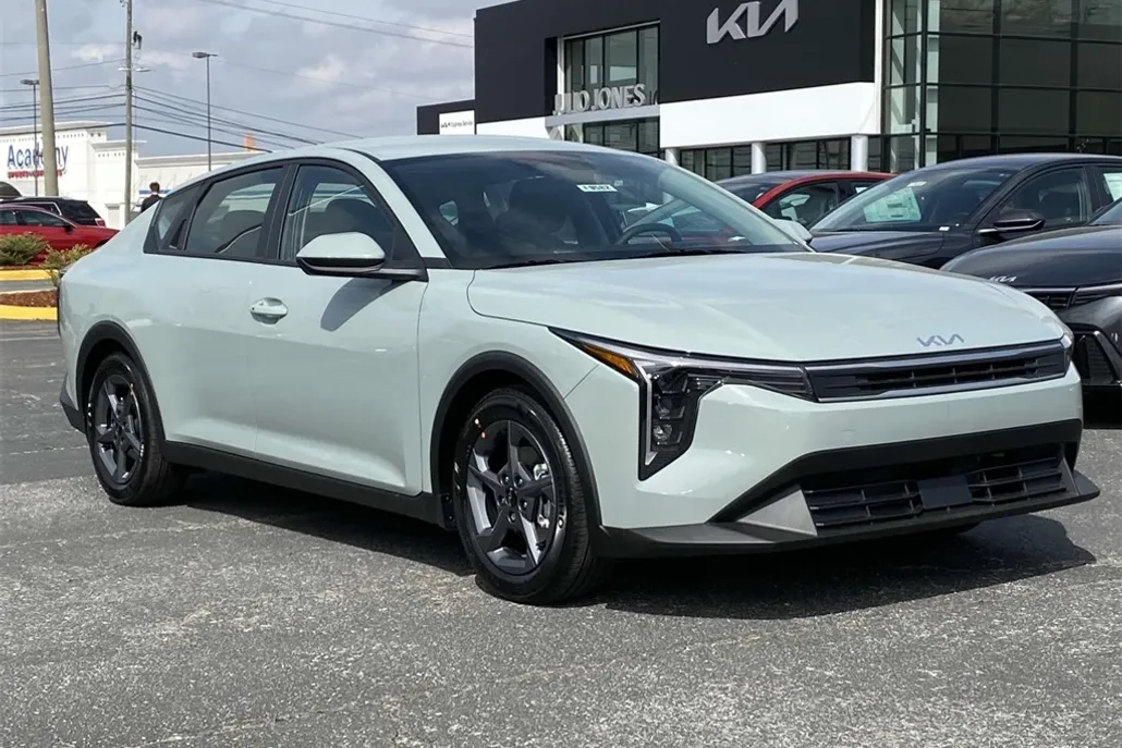 2025 Kia K4 GT-Line Turbo photo 1