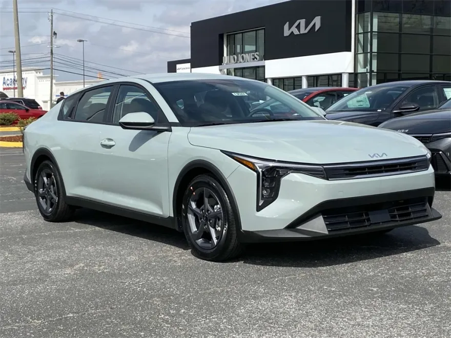 2025 Kia K4 GT-Line Turbo photo 1