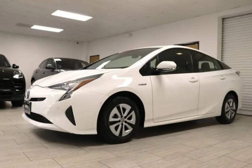 2018 Toyota Prius Three photo 1
