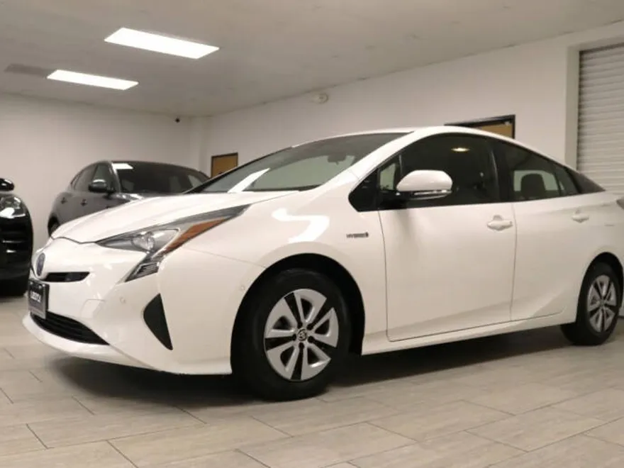2018 Toyota Prius Three photo 1