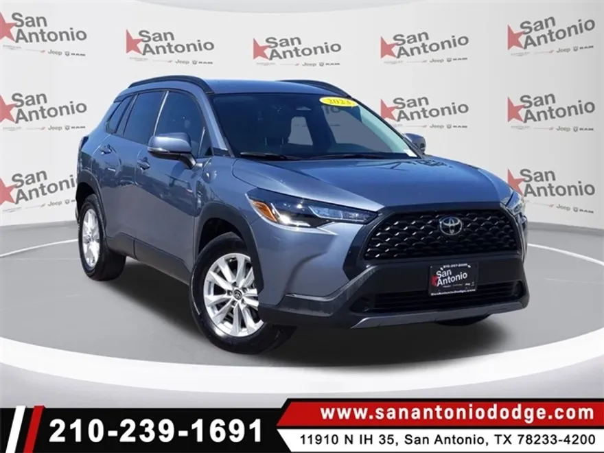 2023 Toyota Corolla Cross LE photo 1