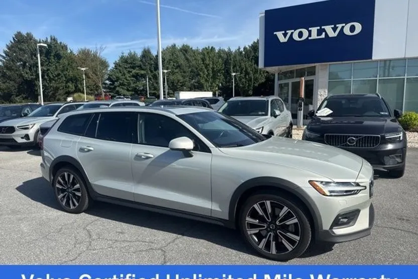 2022 Volvo V60 Cross Country T5 photo 1