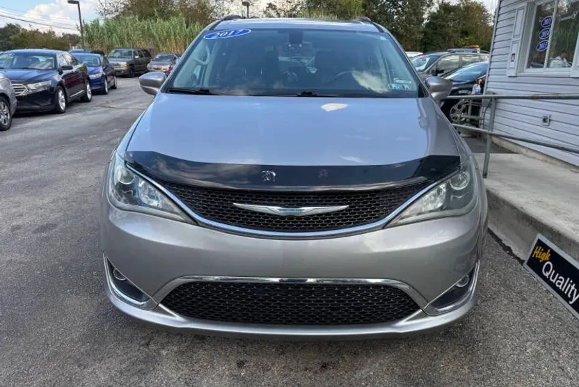 2017 Chrysler Pacifica Touring L photo 1