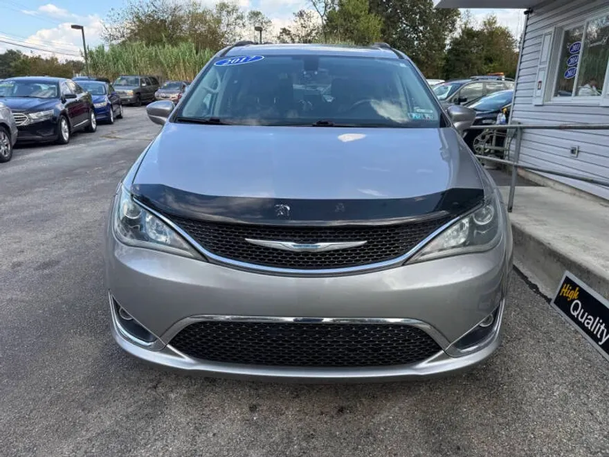 2017 Chrysler Pacifica Touring L photo 1