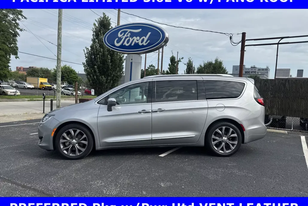 2017 Chrysler Pacifica Limited photo 1
