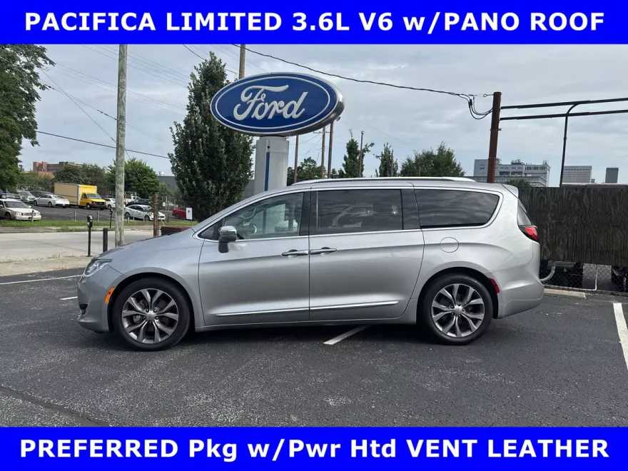 2017 Chrysler Pacifica Limited photo 1
