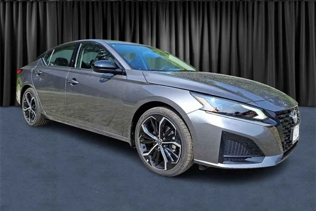 2025 Nissan Altima 2.5 SR photo 1