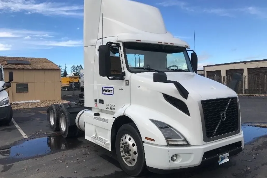 2020 Volvo Truck VNR photo 1